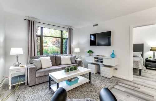 South Pandosy Condo | Luxe, Modern ☀️ Pool, Hot Tub, Gym☀️ Beach🍷Walk to Best Restaurants! Book Now‼️