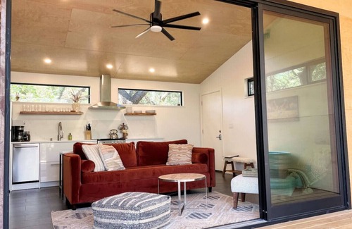 Dripping Springs Apartment | Luxe Modern Treehouse w Heated Pool & Firepit
