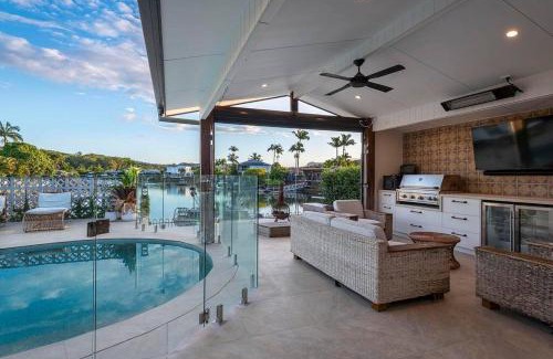 Currumbin Waters House | Luxe Modern Waterfront 4BR Oasis Wifi, BBQ & Pool