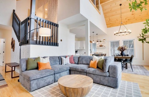 Intervale House | Luxe Mountain Escape ~ Sauna ~ Hot Tub ~ Pool Table ~Arcade Games~ Massage Chair