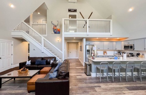 Cranmore Birches Villa | Luxe Mountain Home | River, Cranmore and Downtown!