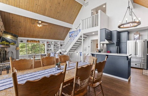 Blue Jay Cabin | Luxe Mountain Retreat! Lake & Village Close! Game Room- AC- Backs up to trails!