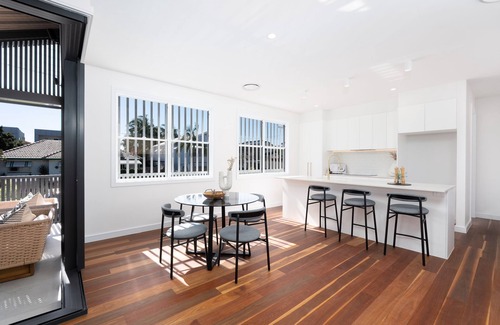 Southport Apartment | Luxe Oasis - Central Southport