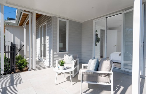 Southport Apartment | Luxe Oasis - Central Southport