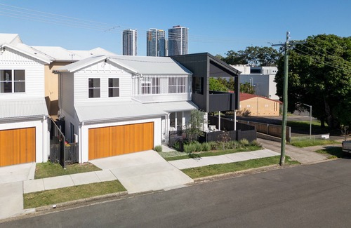 Southport Apartment | Luxe Oasis - Central Southport
