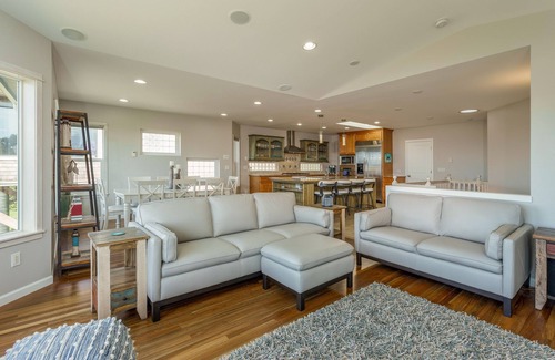 Bandon House | Luxe oceanfront home with decks, grill, fireplace, gourmet kitchen, & fast WiFi