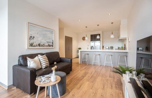Mornington House | Luxe on Main in Mornington Views of the Bay