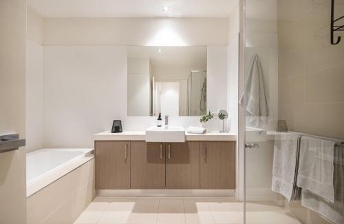 Mornington House | Luxe on Main in Mornington Views of the Bay