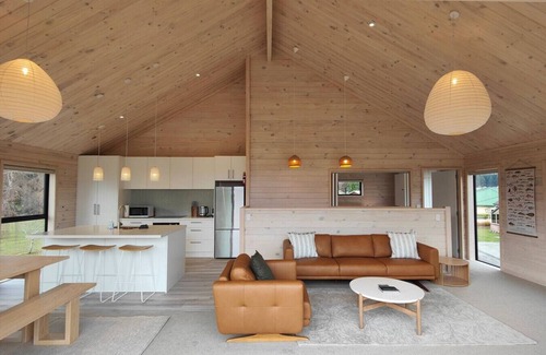 Te Anau House | Luxe on the Lake Front