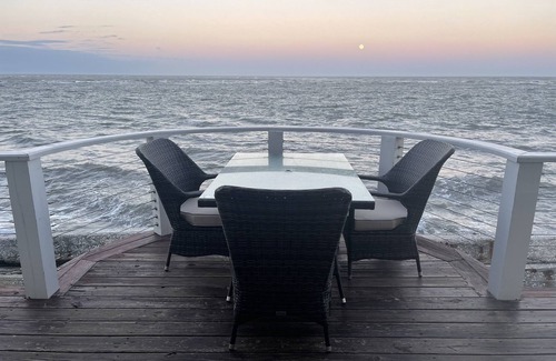 Saint Helena Island House | Luxe on the OCEAN w/limo cart, firepit, paddle boards, pingpong, bikes, pets ok