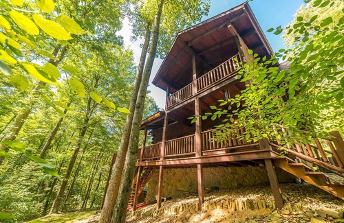 Laurelville Cabin | LUXE ONE | RED WOLF FALLS*HOCKING HILLS*CLOSE TO EVERYTHING-TRAILS,HOT TUB,SAUNA,FIREPLACE,GAME ROOM