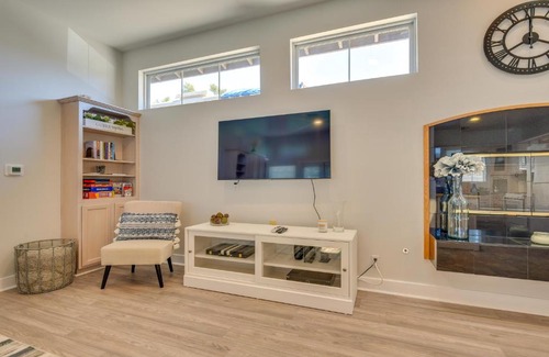 North Arroyo House | Luxe Pasadena Casita with Fireplace and Grill