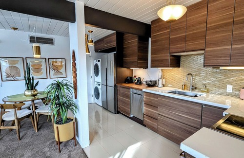 Twin Palms Condo | Luxe, peaceful retreat-KING bed historic MCM complex