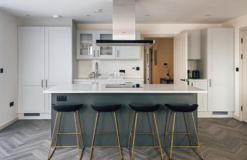 London Borough of Hounslow Apartment | Luxe Penthouse Retreat: With Free Parking!