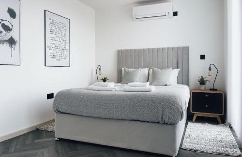 London Borough of Hounslow Apartment | Luxe Penthouse Retreat: With Free Parking!
