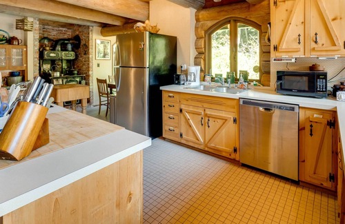 Greenbank Cabin | Luxe PNW Log Cabin w/ Fireplace & Waterfront Deck