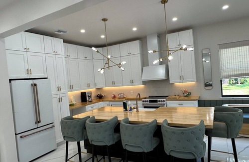 Naples Park House | Luxe Pool-Side 6-bed Villa in Naples Minutes to Vanderbilt Beach and Mercato!