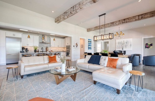 Kenwood Cottage | Luxe, Pool, Spa, Fire Pit, Game Room, Piano Sonoma Pool Retreat by Avantstay