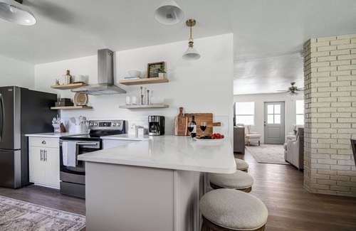 Fredericksburg House | Luxe Poolside Retreat w/Sauna-Minutes from Downtown!