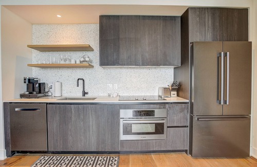 Rainey Street Historic District Condo | Luxe Rainey St corner condo with lakeview balcony, rooftop pool & gym