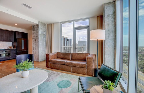 Rainey Street Historic District Condo | Luxe Rainey St corner condo with lakeview balcony, rooftop pool & gym
