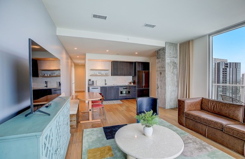Rainey Street Historic District Condo | Luxe Rainey St corner condo with lakeview balcony, rooftop pool & gym