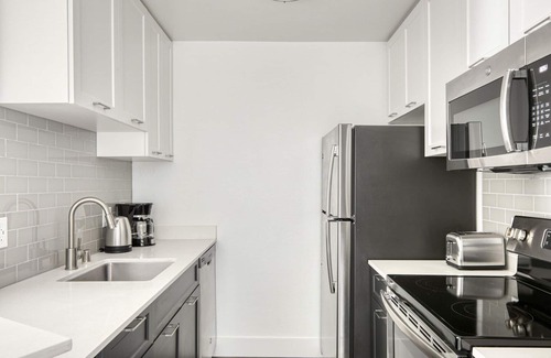 South Redondo Apartment | Luxe Redondo Beach 1BR w/Pool, Gym & W/D, walk to Beach, by Blueground