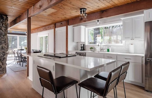 Troutdale House | Luxe Riverfront A-Frame | Hot Tub | Fishing