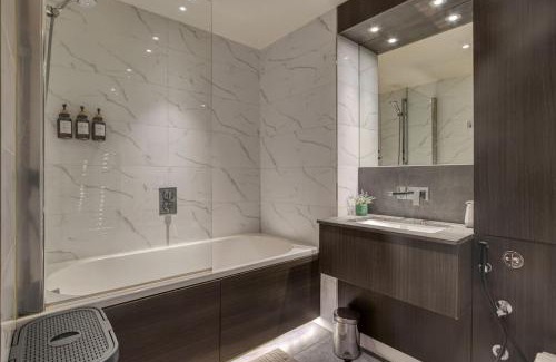 Sands End Apartment | Luxe Riverside Manhattan Studio