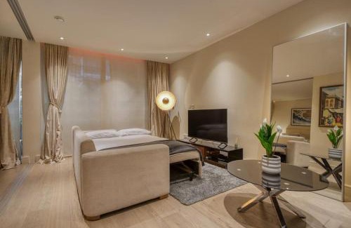 Sands End Apartment | Luxe Riverside Manhattan Studio