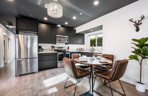 Hollywood House | Luxe Rock Bungalow in the Heart of Hollywood