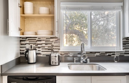 Central San Mateo Apartment | Luxe San Mateo Studio w/Pool & W/D, nr 20+ restaurants, by Blueground