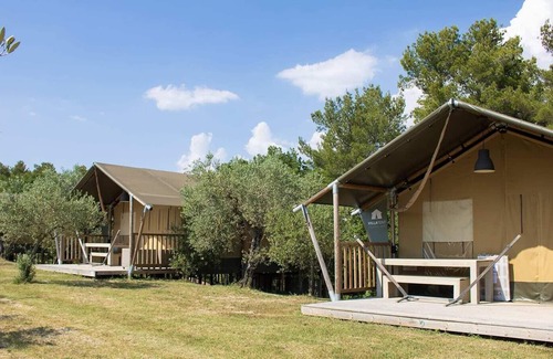 Bevagna Ski Chalet | Luxe Sanitary XL 6 Pers. Villatent at small-scale camping Pian di Boccio