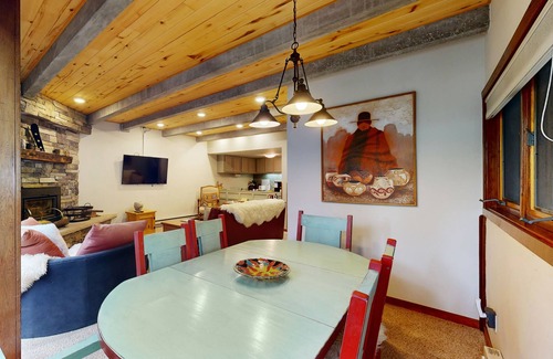 Taos Ski Valley Condo | Luxe Slopeside Condo: Balcony, Fireplace & Covered Parking