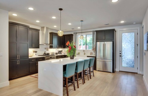 Swede Hill House | LUXE Spacious Downtown Retreat; SwimSpa; BBQ&FreeParking; Steps2 Moody&UT&6th St