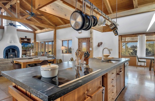 Tucson House | Luxe straw bale home on 3+ acres, 20 min to dntwn!