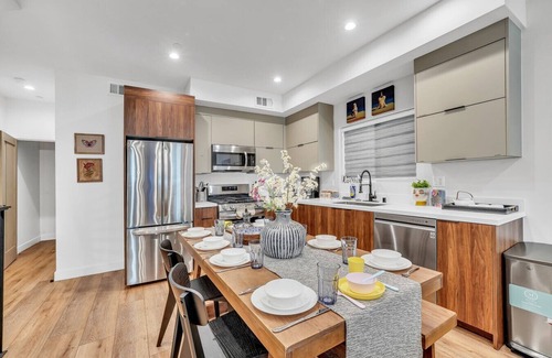 Sherman Oaks House | Luxe Townhome | Newly-Built
