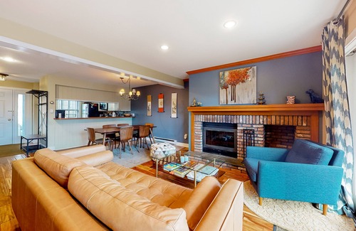 West Hartford House | Luxe townhome with private sauna - mountain views, fireplace & washer/dryer