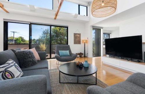 Inverloch House | Luxe Townhouse - WiFi included