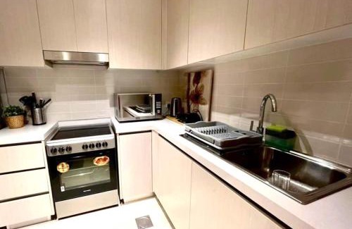 Abu Dhabi Apartment | Luxe Waterfront 1br, Yas Canal Views! Pool, Park