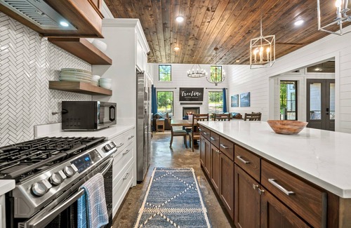 Broken Bow Cabin | Luxe Woodland Escape with Hot Tub, Fire Pit, Games
