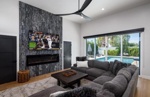 Scottsdale Vista House | Luxe- Zephyr -Pool - Putting Green - Tons of Games