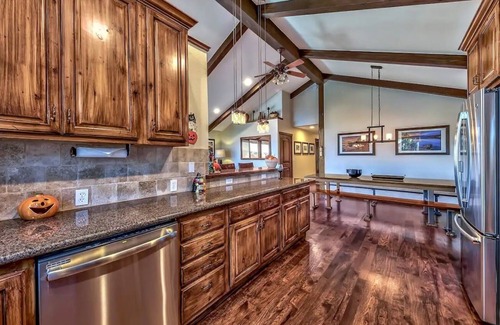 Tahoe Village House | Luxe6 Lakeview Mondern Luxury Estate