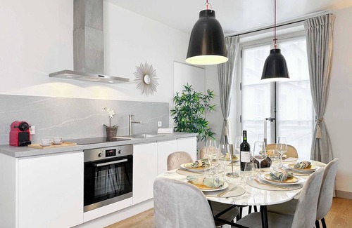 Odeon Apartment | Luxembourg Garden Family Flat with elevator for 6