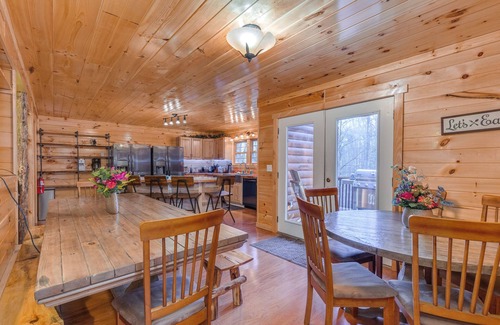 Gatlinburg - Pigeon Forge Cabin | LuxMtnLodge: WoodedView*Secluded*Sauna*Games*Theater*HotTub*Wifi*Fire Pit*Yard