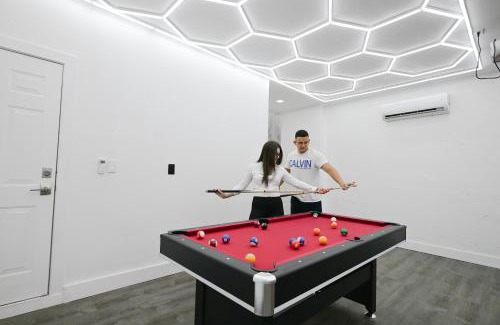 Tamiami House | LuxOasis Getaway Minigolf, Pool, Beach, Chess, Jacuzzi