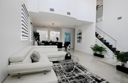 Tamiami House | LuxOasis Getaway Minigolf, Pool, Beach, Chess, Jacuzzi