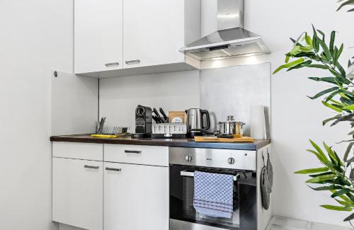 Antonviertel Apartment | LUXOMES - New Central Design Studio - Kitchen - Parking
