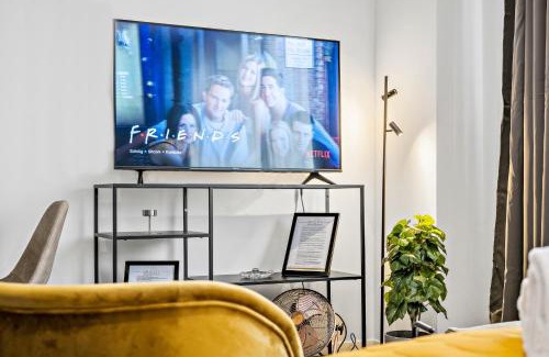 Antonviertel Apartment | LUXOMES - New Central Design Studio - Kitchen - Parking