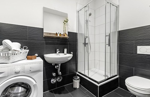 Antonviertel Apartment | LUXOMES - New Central Design Studio - Kitchen - Parking